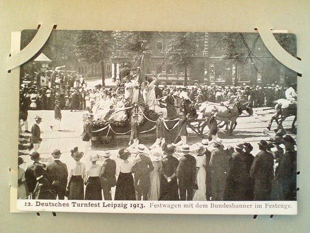 /Germany/DE_Place_1913_DEUTSCHES TURNFEST IN LEIPZIG. Der Fahnenmarsch bei den allgemeinen Freiubungen (2).jpg